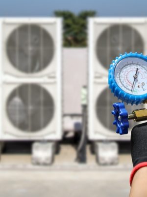 Electrical,Conditioning,Service,Technician,Using,Measuring,Manifold,Gauge,Checking,Hvac